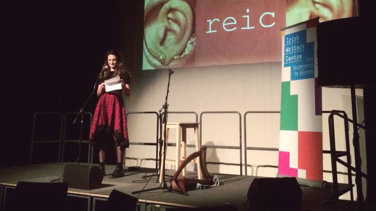 ‘Tá dhá lánúin le chéile mar gheall ar oícheanta Reic’ – an oíche filíochta ag ceiliúradh deich mbliana via <a href="/tuairiscnuacht/">Tuairisc</a> tuairisc.ie/254803-2/?utm_…