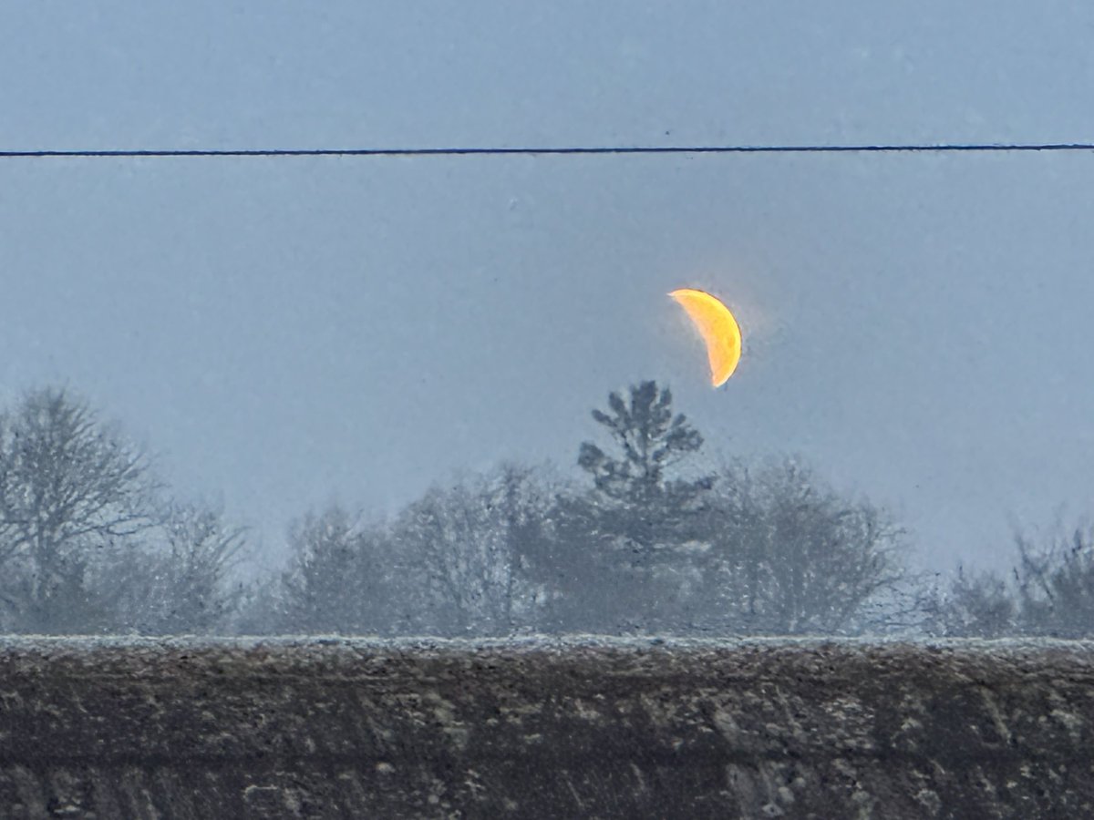 #EclipseLunar Above the rooftops #Surrey