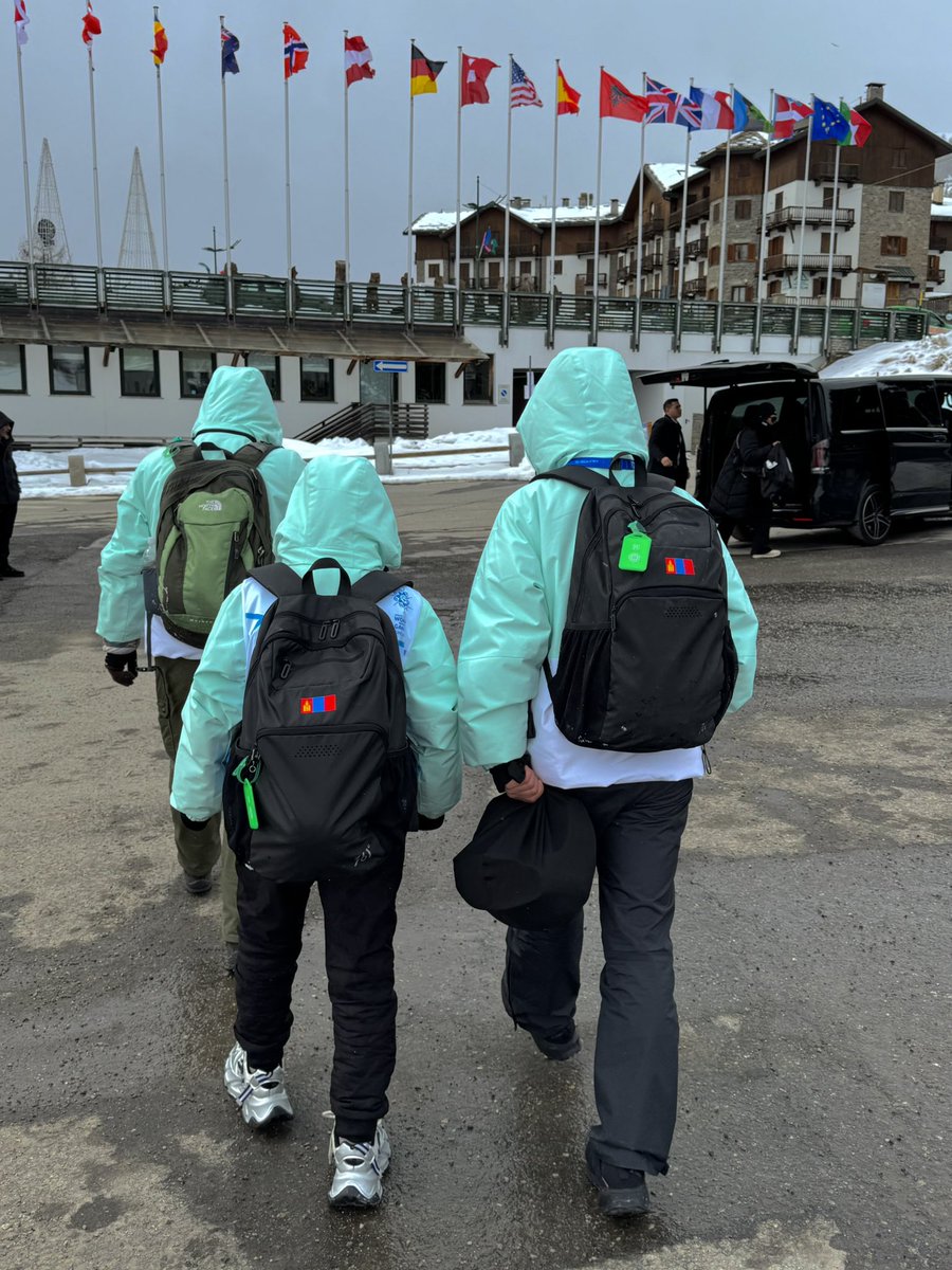 Багш шавь 2 дараагийн гараан дээр дахиж гараад Азаа охин мөнгөн медаль авлаа. Тусгай Олимпын алт, мөнгөн медаль хослуулан зүүгээд Монголдоо очих нь ээ