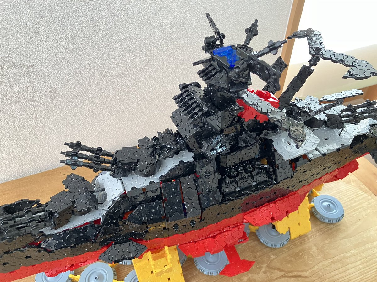 yu2gouu's tweet image. #LaQ で作った宇宙戦艦ヤマトです！ついに完成しましたー！かなりデカくて全長86.5cm、高さ33cmです。土台はただ浮かせるためだけのものです。