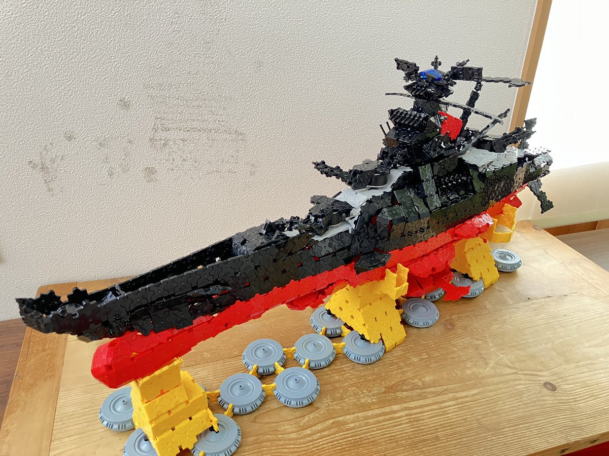 yu2gouu's tweet image. #LaQ で作った宇宙戦艦ヤマトです！ついに完成しましたー！かなりデカくて全長86.5cm、高さ33cmです。土台はただ浮かせるためだけのものです。