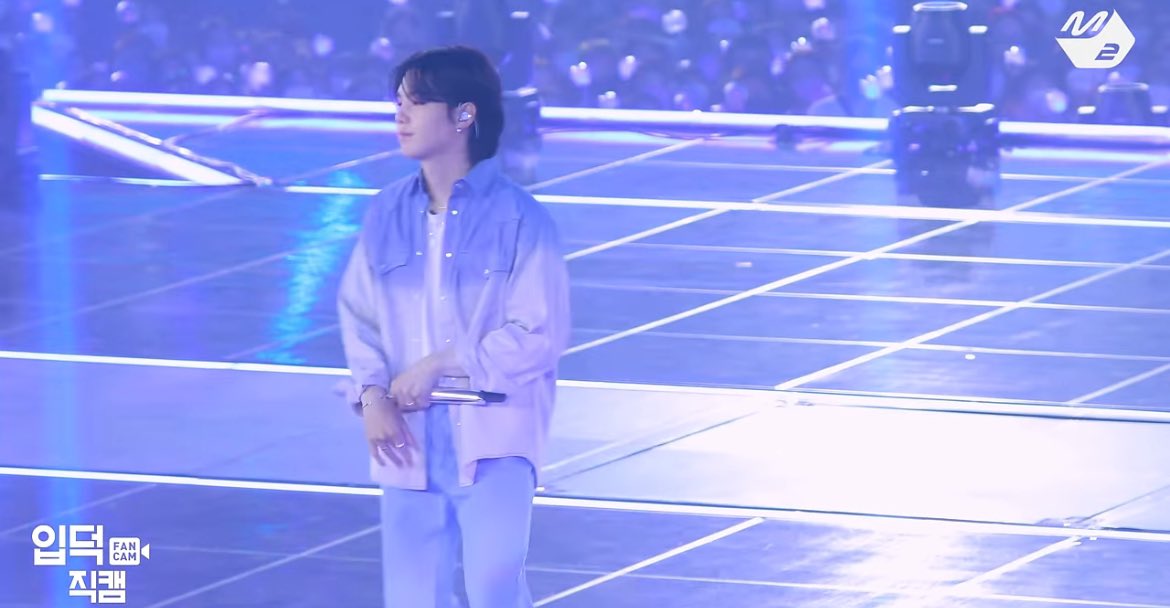 슉아 이 셔츠 탐나는데 어디껀지 아시는 분 ㅜㅜㅜ 너무 예뻐..