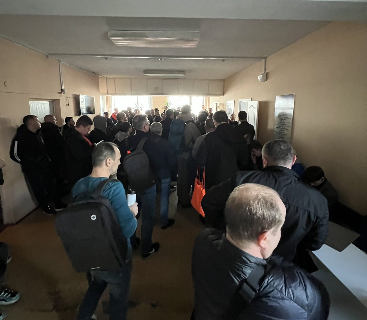 ipochkun's tweet image. Взаглі на ВЛК всіх викликають по прізвищу. Але мужики все одно обліплють вхід в реєстратуру, як комарі лампочку, і стоять так 2 години.