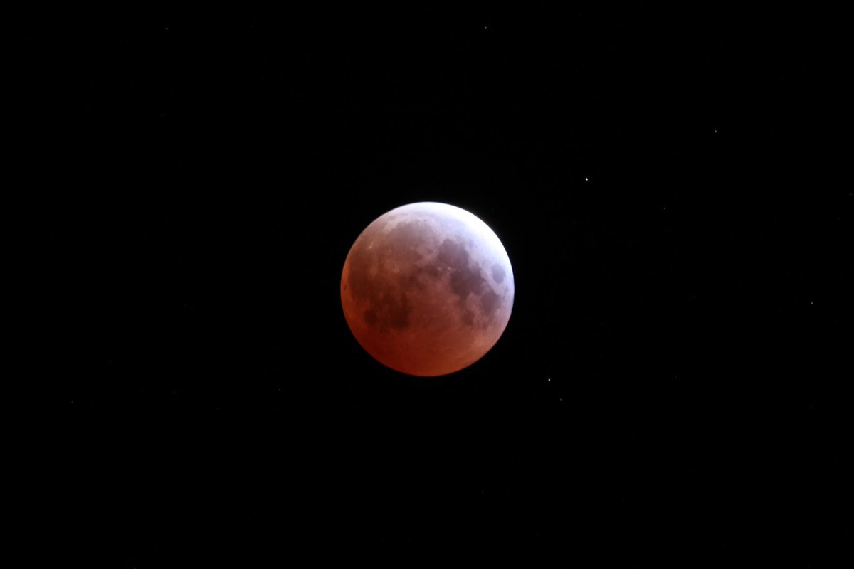 bugs836's tweet image. Finally got the blood moon. This is a raw unedited/unfiltered photo straight from my camera using a telephoto lens. Incredible.