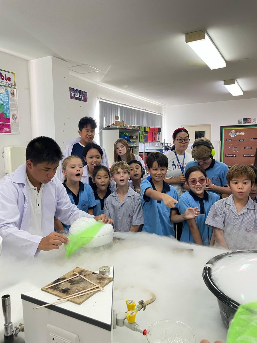 sassamakee's tweet image. A huge thank you to our incredible Upper School students for their captivating demonstrations. What a week of discovery! #standrewsamakee #SamakeeSTEAM #LearningThroughDoing #InnovationInAction #inquisitive #ScienceWeek