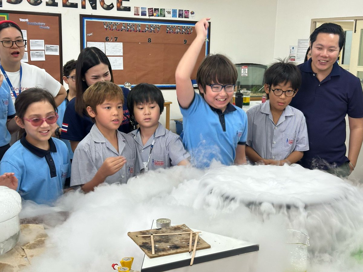 sassamakee's tweet image. A huge thank you to our incredible Upper School students for their captivating demonstrations. What a week of discovery! #standrewsamakee #SamakeeSTEAM #LearningThroughDoing #InnovationInAction #inquisitive #ScienceWeek