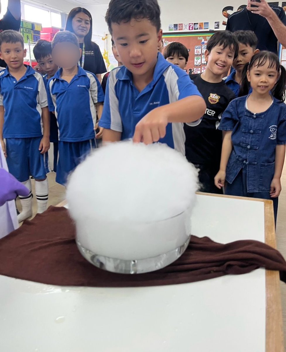 sassamakee's tweet image. A huge thank you to our incredible Upper School students for their captivating demonstrations. What a week of discovery! #standrewsamakee #SamakeeSTEAM #LearningThroughDoing #InnovationInAction #inquisitive #ScienceWeek