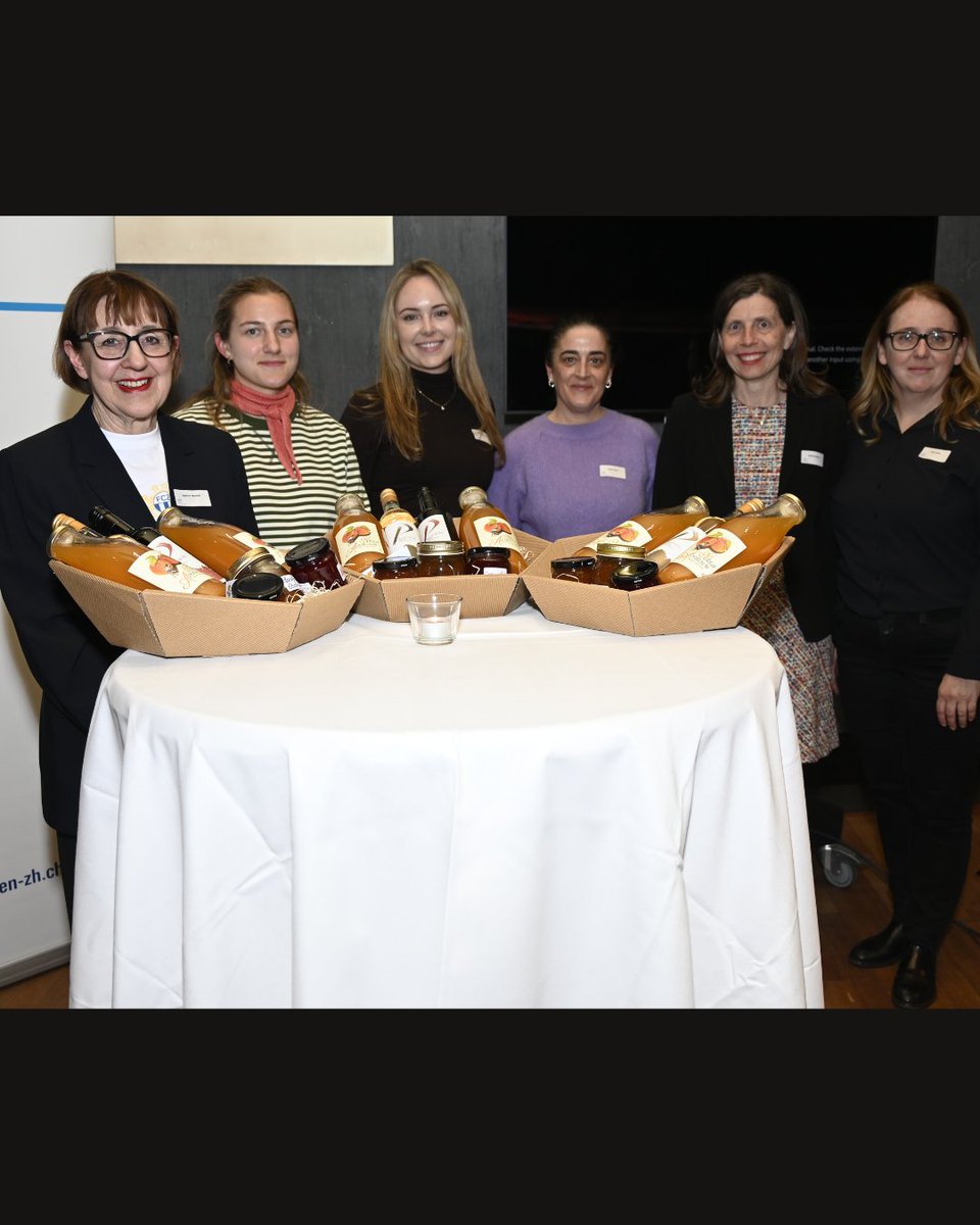 ⚽ Letzten Donnerstag stand unser Mitgliederanlass im Zeichen des Frauenfussballs. Die UEFA Women’s Euro wurde vorgestellt, gefolgt von einer Podiumsdiskussion über Erfahrungen und das Engagement von Frauen im Schweizer Fussball. 💪♀️

📸 Zu allen Fotos: bit.ly/42vTQhQ