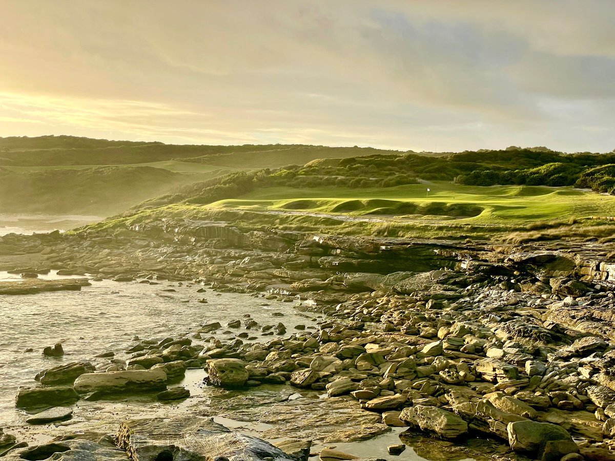 The new #NSWGC 6th hole by <a href="/golfarchitects/">Mackenzie & Ebert</a> showing off in the golden hour.