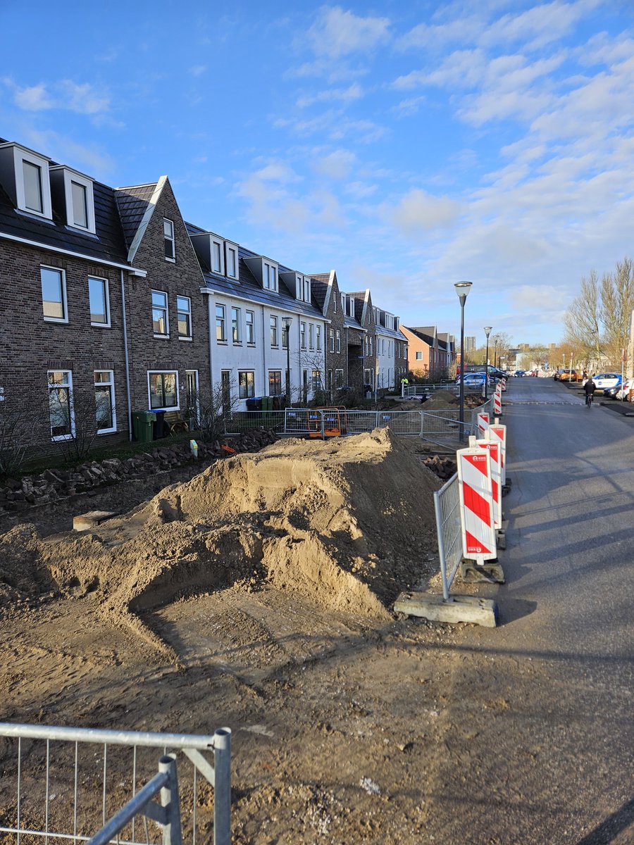Hallo <a href="/GemeenteLeiden/">Gemeente Leiden</a> het is 12 maart. Dit project zou 2 weken geleden klaar zijn, ziet er niet naar uit dat dit snel af is.  Inmiddels zijn al 6 weken 25 parkeerplekken niet beschikbaar. Waar blijft communicatie over uitloop en wanneer het wél klaar is? Gabriel Metzustraat