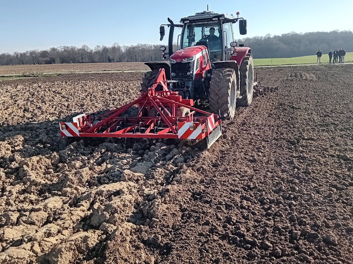 CfppaLeParaclet's tweet image. Retour en images sur la préparation du lit de semences pour semis de fèveroles avec les CS PMATMHT (Machinisme) jeudi à Soyécourt.
👉 Réglages de l&apos;ensemble du matériel
👉Utilisation GPS et séquences 
👉Réglages et utilisation des nouvelles technologies pour le semis.
#formation