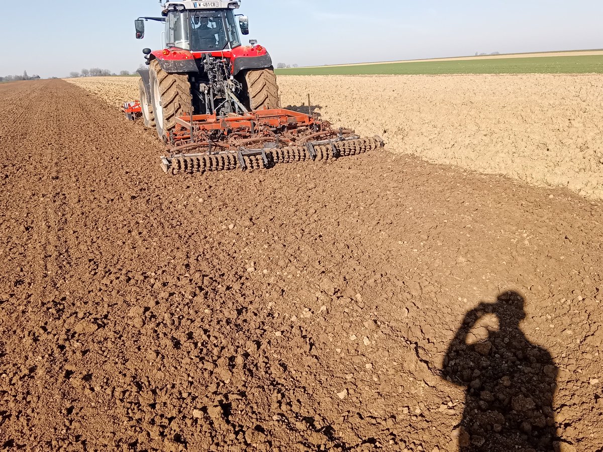 CfppaLeParaclet's tweet image. Retour en images sur la préparation du lit de semences pour semis de fèveroles avec les CS PMATMHT (Machinisme) jeudi à Soyécourt.
👉 Réglages de l&apos;ensemble du matériel
👉Utilisation GPS et séquences 
👉Réglages et utilisation des nouvelles technologies pour le semis.
#formation