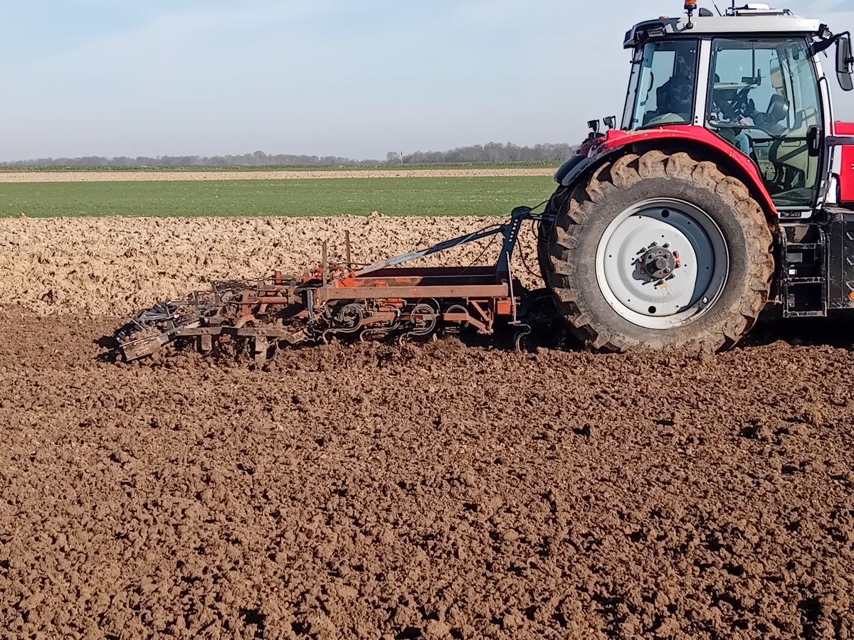 CfppaLeParaclet's tweet image. Retour en images sur la préparation du lit de semences pour semis de fèveroles avec les CS PMATMHT (Machinisme) jeudi à Soyécourt.
👉 Réglages de l&apos;ensemble du matériel
👉Utilisation GPS et séquences 
👉Réglages et utilisation des nouvelles technologies pour le semis.
#formation