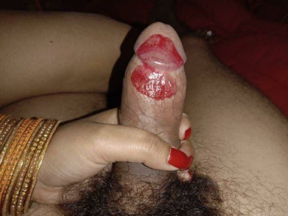 తను  నా మొడ్డను నోటితో కొరికి ముద్దులు పెట్టింది.  ఆమె పెదవులపై లిప్ స్టిక్ లాంటి పచ్చబొట్టు  నా మొడ్డ మీద పడింది.