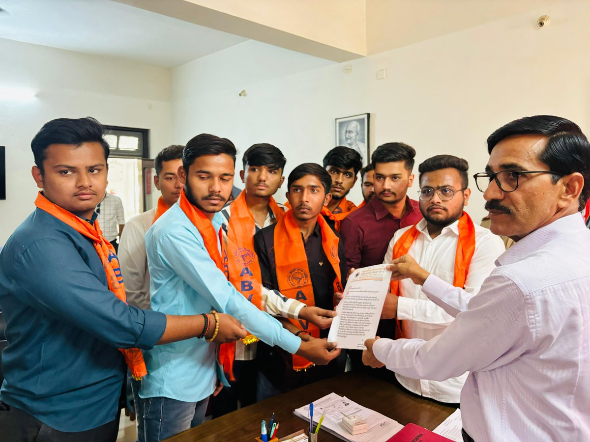 OmSolanki230264's tweet image. #ABVPRajkot દ્વારા શ્રીમતી એમ ટી ધમસાણિયા ગ્રાંટિનેટ કોલેજ બંધ ન કરતા ચાલુ રાખવા બાબતે આવેદનપત્ર આપવામાં આવ્યું..

#ABVPGujarat