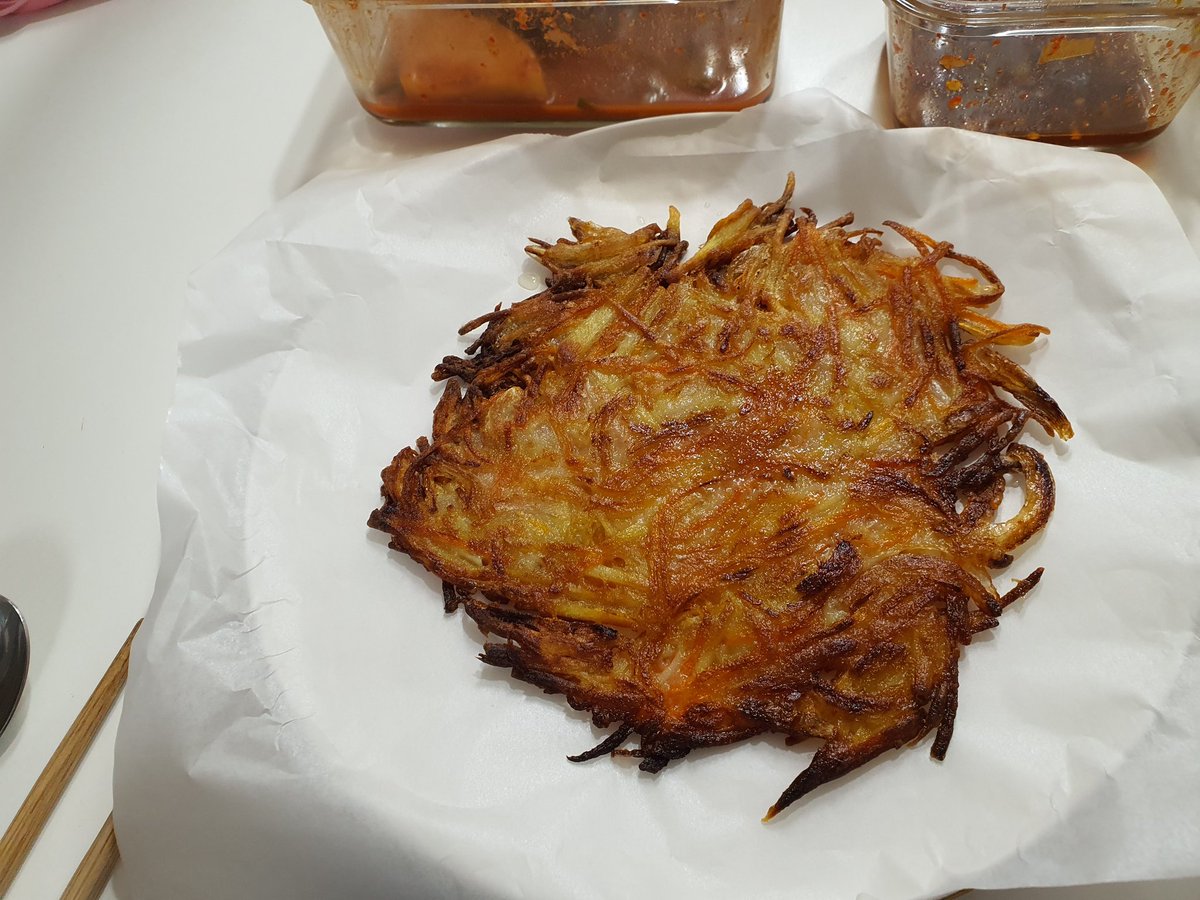 #요트 #당분간은 #아빠밥상
당분간은 요리트위터가 되겠네요.
아침 저녁상이네요. 아침 6시에 일어나서 미역줄기볶음, 당근라페 만들어서 얼린두부 붙여서 냠냠 얼린두부 한번씩 붙여드셔보세요. 식감이 예술입니다.저녁은 간단히 야채전에 양배추 샐러드~  맛저들 하세요.