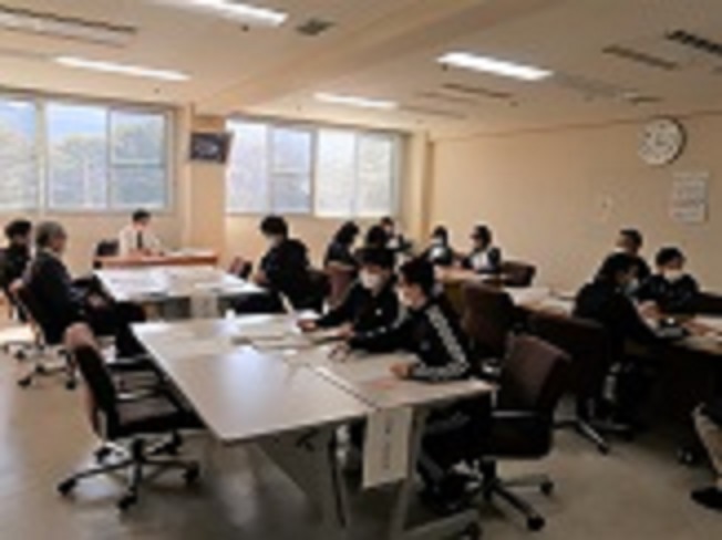 RCPD_beppu's tweet photo. 【日常の一コマ】
当センターは福祉避難所の指定を受けています。災害時は利用者の安全を確保しつつも、配慮を要する方の受け入れを行います。福祉避難所開設のシミュレーションとして、職員で役割分担をし、各班に分かれて課題等を整理し、共有しました。『もしも』に備えて様々な訓練をしています。 https://t.co/9T4wLa3Vxg