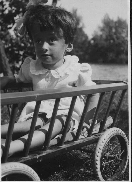 vampirel_la's tweet photo. En la vida de Pablo Neruda, uno de los poetas más grandes de la literatura, se esconde una historia oscura; la de su única hija. El próximo viernes conocerás la historia de un padre que condenó a su hija al olvido. https://t.co/vpW0jtR7Ri
