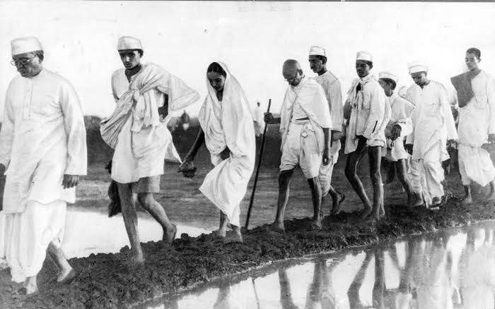 12 मार्च 1930 – वो दिन जब महात्मा गांधी ने सिर्फ नमक नहीं, बल्कि गुलामी की जंजीरों को तोड़ने का संकल्प लिया! 🇮🇳

साबरमती आश्रम से शुरू हुई यह मार्च यात्रा 24 दिनों में 240 मील की दूरी तय कर नमक सत्याग्रह का प्रतीक बनी। लाखों भारतीय इस आंदोलन से जुड़े, जिससे ब्रिटिश हुकूमत की नींव