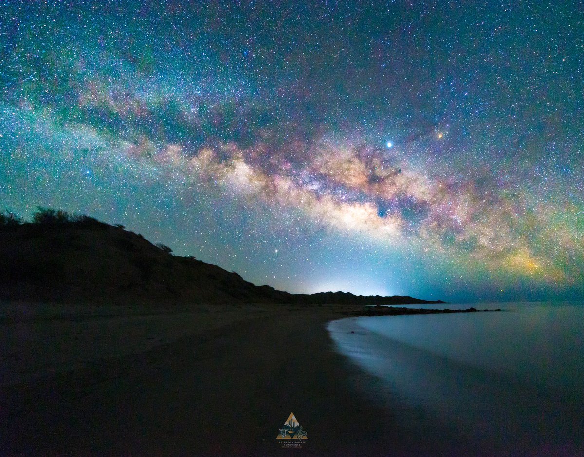 La Vía Láctea sobre la costa de Sonora. Un cielo despejado y sin tanta contaminación lumínica permite capturar con claridad la estructura de nuestra galaxia, reflejándose sutilmente en las aguas tranquilas del mar.