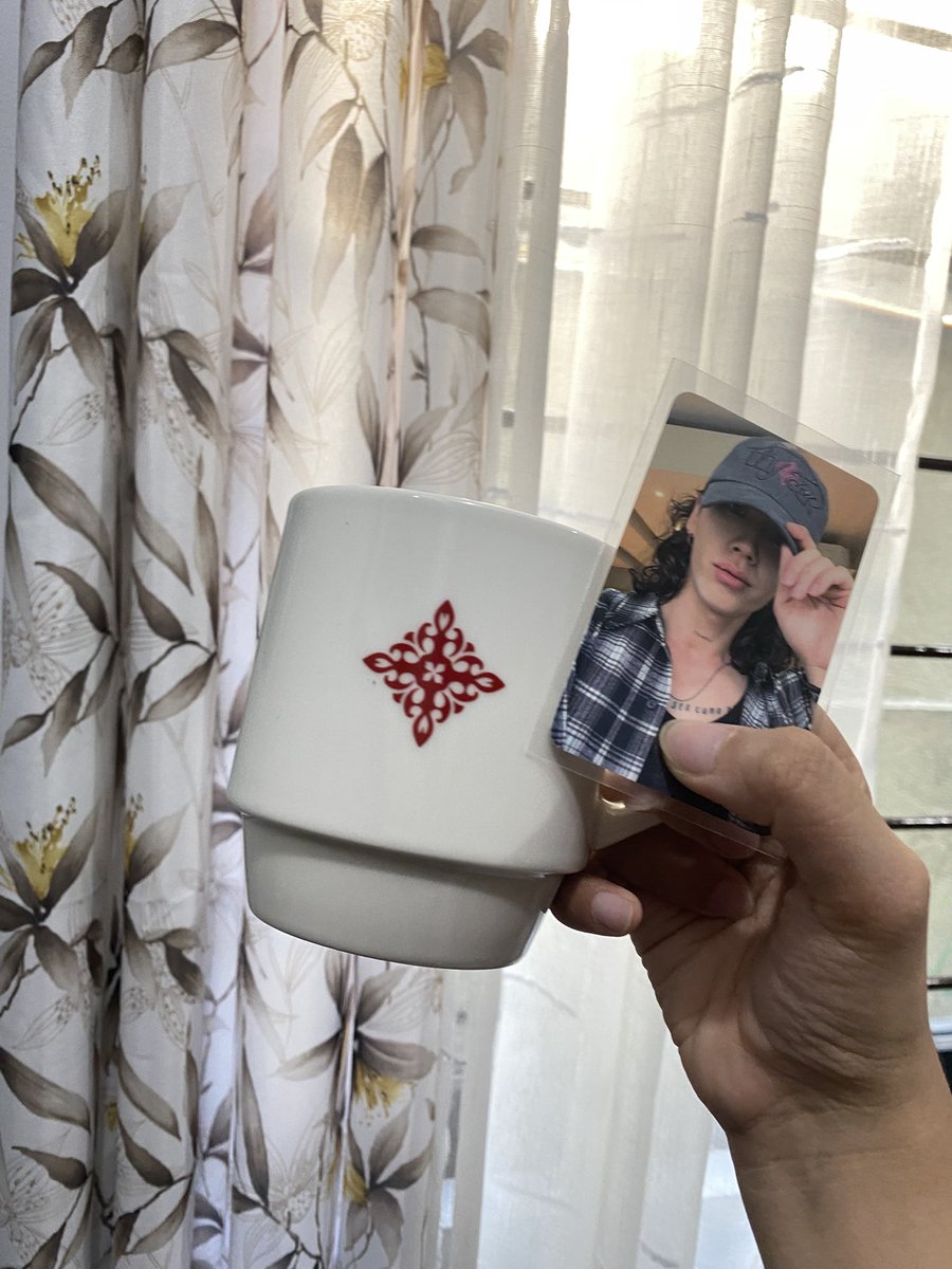 melouddyy's tweet photo. thank you @ImNaviin for the safe delivery!! Finally got my first ever merch of Ilhoon🥺🥺🥺🥺 https://t.co/5Y48OEHrR4