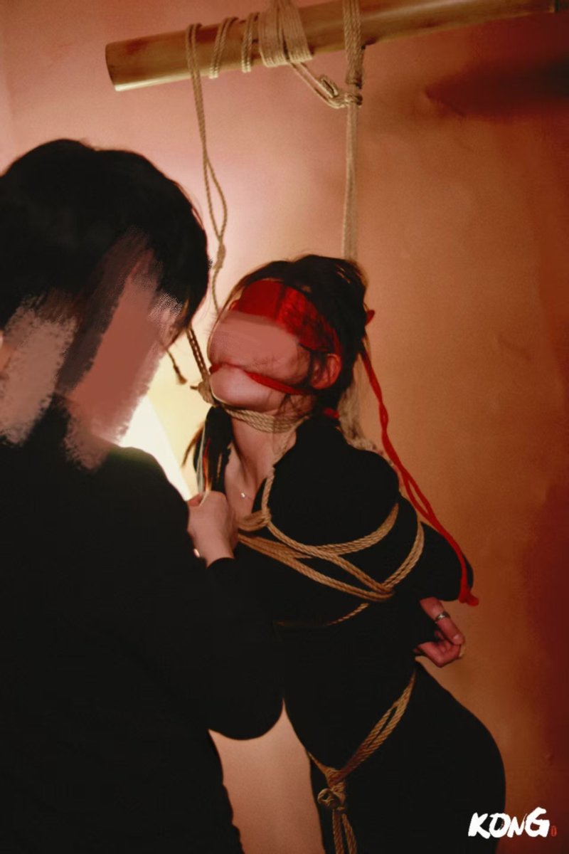 “我喜欢你很无助的样子”

🪢：<a href="/Sonylingtang/">Sony</a> 
💃：<a href="/ling_dian28526/">玖璃^</a> 
🏠：<a href="/KongStudio_/">Kong.绳舍</a> 

#绳缚 #Shibari #Kinbaku #Bondage #Ropes #绳  #縛り #第一次拍到口绳原来长这样 #累累的姿势 #弱小可怜又无助 #好玩爱玩还要玩