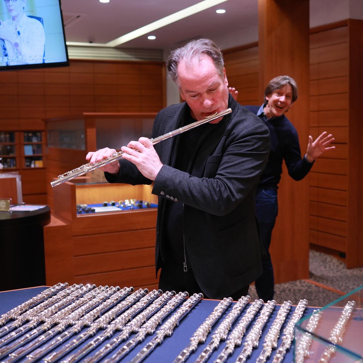 OsakaDolce's tweet image. ✨パユ氏選定品ございます✨
ベルリン・フィルハーモニー管弦楽団首席奏者、E.パユ氏がご来店‼️
.
パユ氏選定品ございます！
詳細は店頭スタッフにお尋ねください🙇‍♀️
.
#エマニュエルパユ #ドルチェ楽器 #ドルチェ楽器大阪店