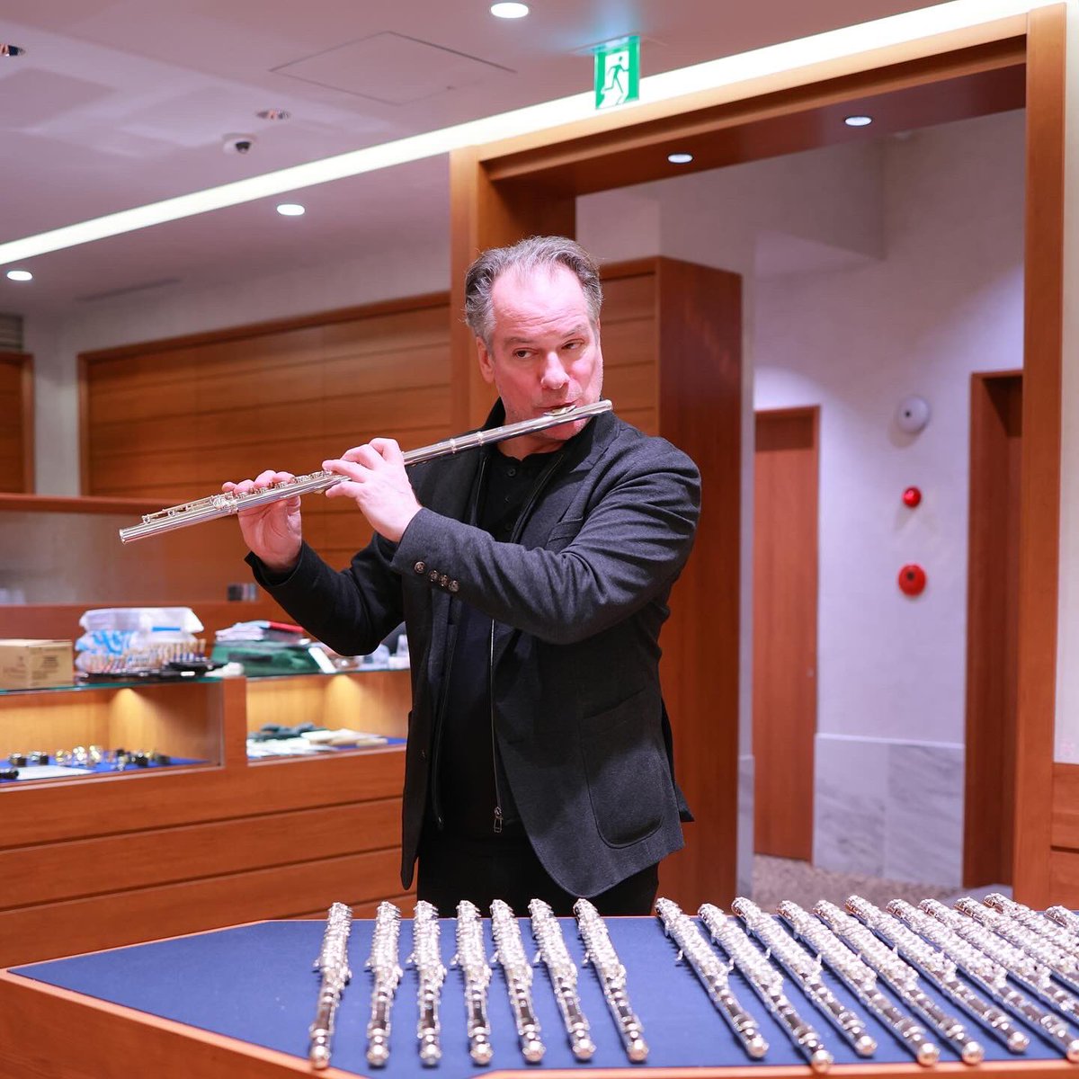 OsakaDolce's tweet image. ✨パユ氏選定品ございます✨
ベルリン・フィルハーモニー管弦楽団首席奏者、E.パユ氏がご来店‼️
.
パユ氏選定品ございます！
詳細は店頭スタッフにお尋ねください🙇‍♀️
.
#エマニュエルパユ #ドルチェ楽器 #ドルチェ楽器大阪店