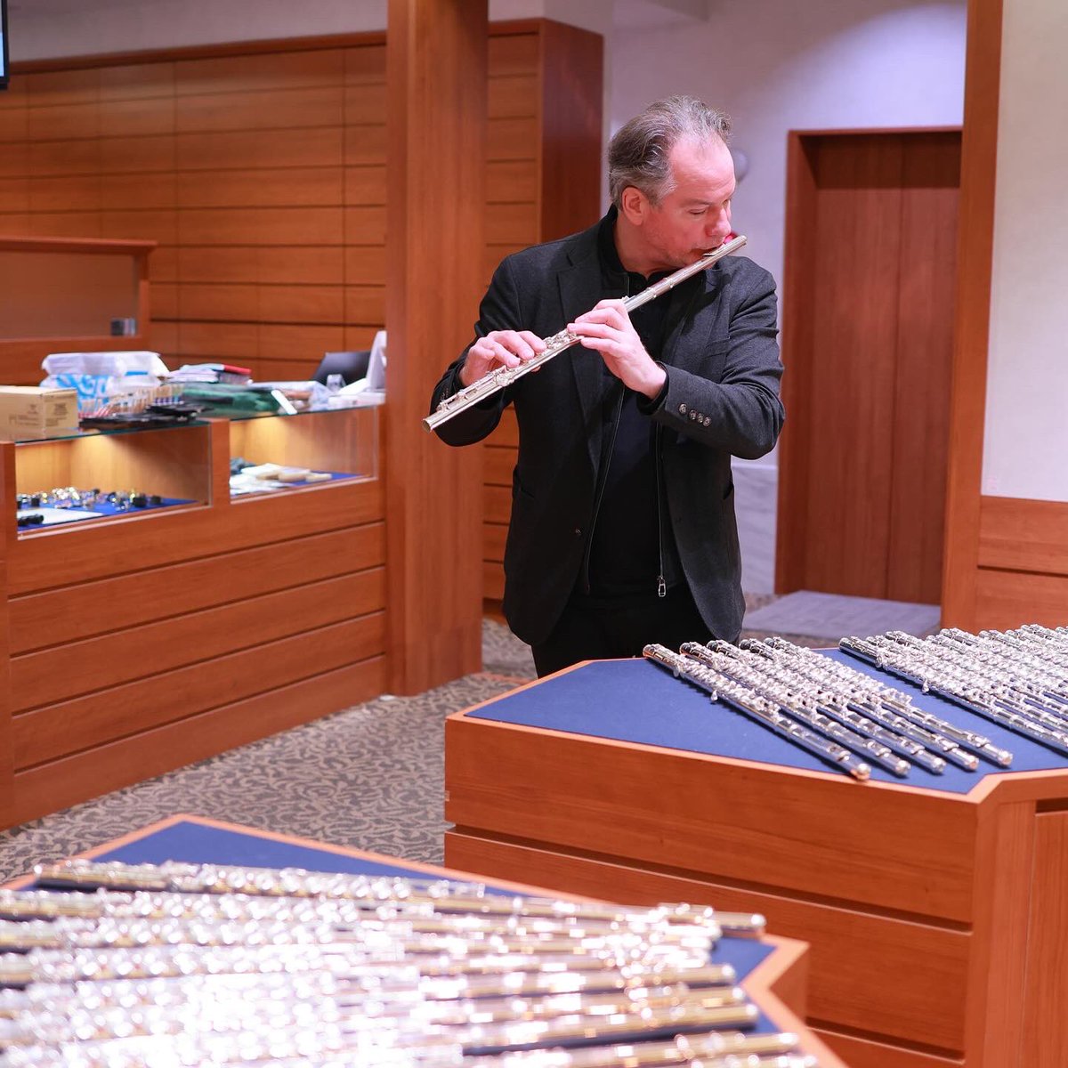 OsakaDolce's tweet image. ✨パユ氏選定品ございます✨
ベルリン・フィルハーモニー管弦楽団首席奏者、E.パユ氏がご来店‼️
.
パユ氏選定品ございます！
詳細は店頭スタッフにお尋ねください🙇‍♀️
.
#エマニュエルパユ #ドルチェ楽器 #ドルチェ楽器大阪店