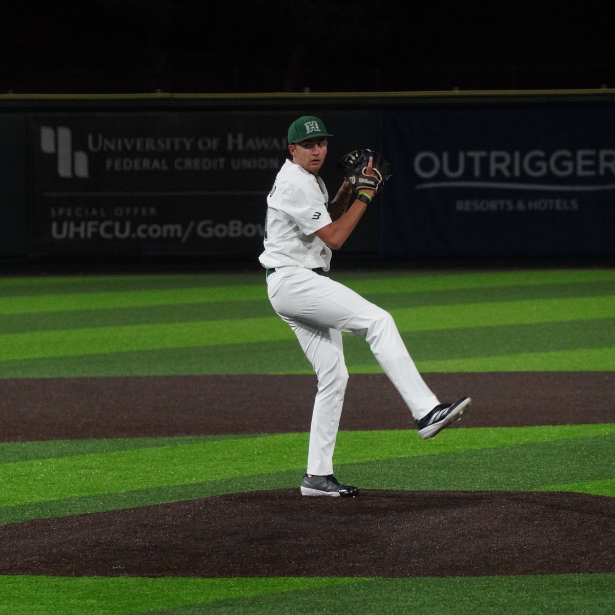 The freshman puts up a 0️⃣ in the third

Two Ks in a scoreless frame for Joshua Surigao 👊

Mid 3 | Hawai‘i 6, Chaminade 4. #GoBows