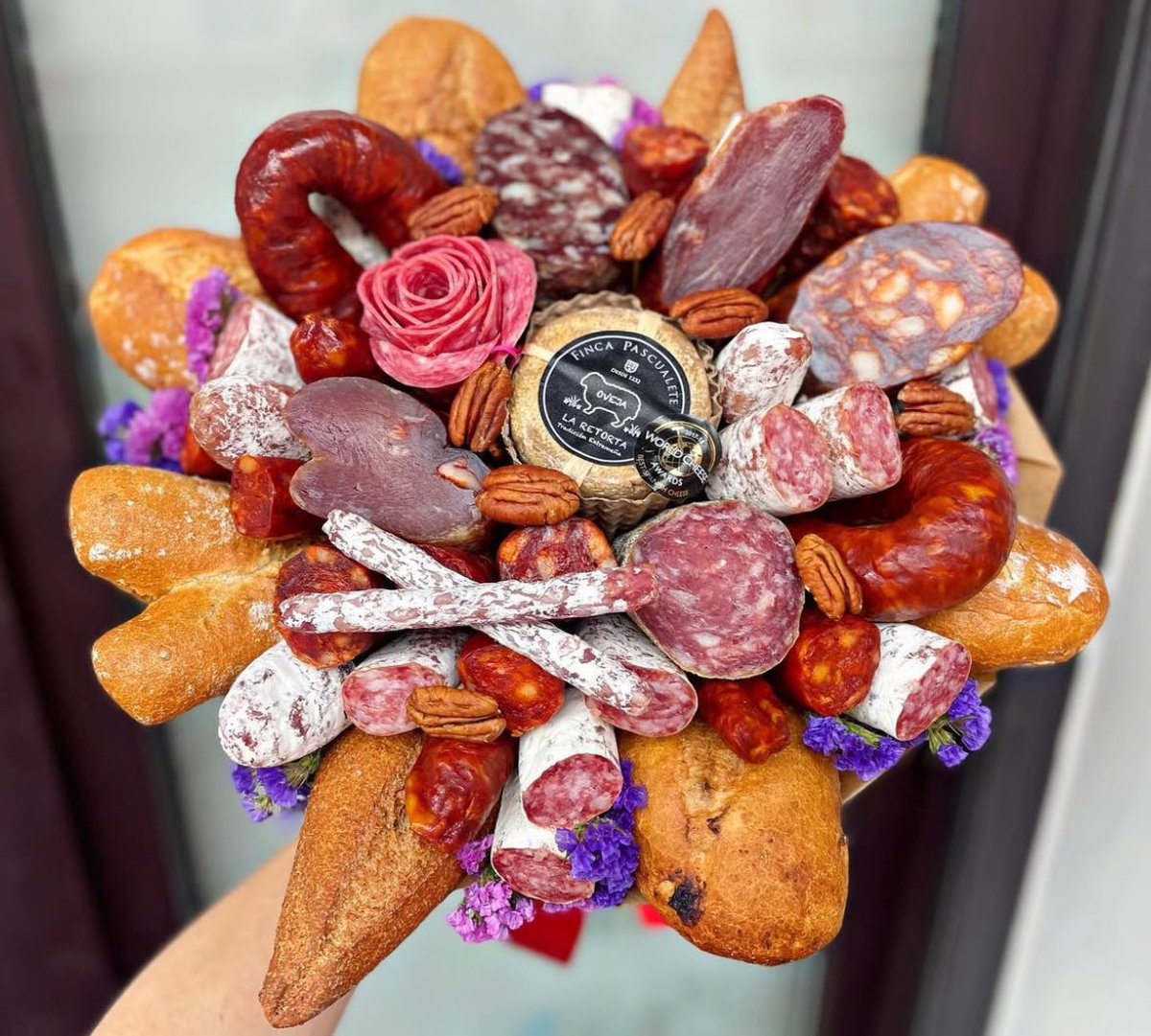 Día de PADRE ya esta en la puerta 🔥😍🙌 sorpréndele con un regalo rico, un regalo práctico, un regalo solo para él 🤤 

Personaliza tu pedido ( productos de alta gamma, productos artesanos, km0, o marcas preferida) 
Envíos por toda España 

#ramodeembutidos #diadepadres