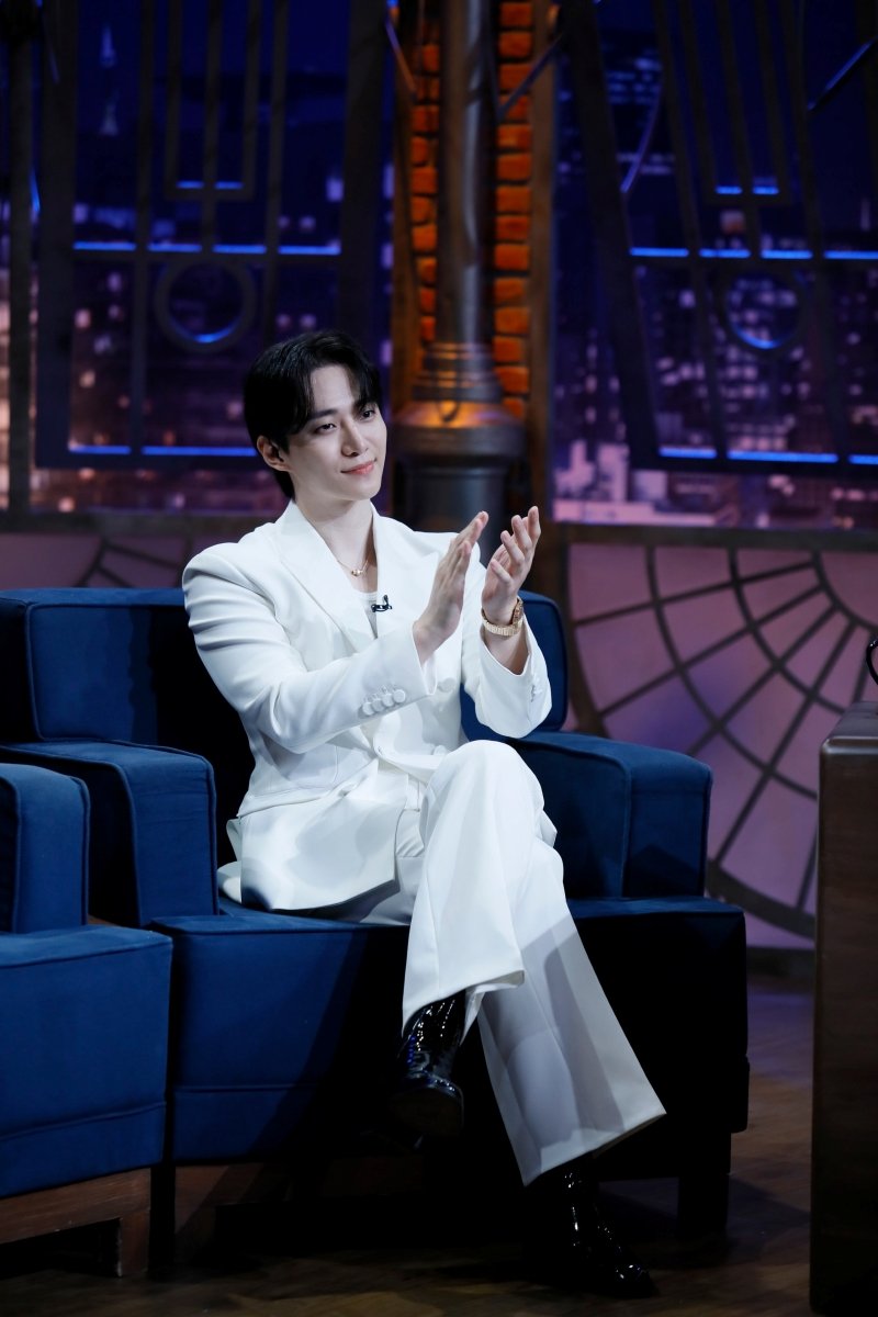 imbcenews's tweet photo. 이준호, 韓 배우 최초 브라질 토크쇼 출연 "감사하고 뿌듯하다" 
#이준호 #LEEJUNHO #イ·ジュノ #JYP #준호 #JUNHO 
#ジュノ #MidnightSun #MidnightSun_SÃOPAULO 
#2025_LEEJUNHO_FANCON #브라질토크쇼 #최초출연 #iMBC연예 

지난 1일과 2일 상파울루에서 팬 콘서트 '2025 이준호 FAN-CON in SÃO PAULO'(<미드나잇 선>)를 개최한 이준호가 해당 방송에서 공연 소감, 가수 겸 배우로서 활약세, 새 작품 등에 관한 이야기를 나누고 시청자들을 매료했다.

그는 주연작인 JTBC 드라마 '킹더랜드'로 넷플릭스 글로벌 톱 10 웹사이트 내 TV(비영어) 부문 세 차례 1위, 브라질을 포함한 21개 지역 정상 등 기록을 세우며 전 세계적인 인기를 모았다. 

공연을 하루 앞두고 진행된 기자회견은 물론 이날 방송에서도 '킹더랜드'에 관한 질문이 쏟아졌다.

이준호가 출연한 방송은 'The Noite com Danilo Gentili' 공식 유튜브 채널에도 게재됐고 "가수와 배우 경력에 관한 인터뷰가 무척 흥미롭다. 그에 대해 더욱 잘 알게 된 인터뷰", "가수, 배우, 댄서, 작곡가 등 진정한 올라운더이자 팬들을 생각하는 마음이 따뜻한 아티스트" 등 호평을 이끌었다.

🔗https://t.co/Ge8lQEVoc3