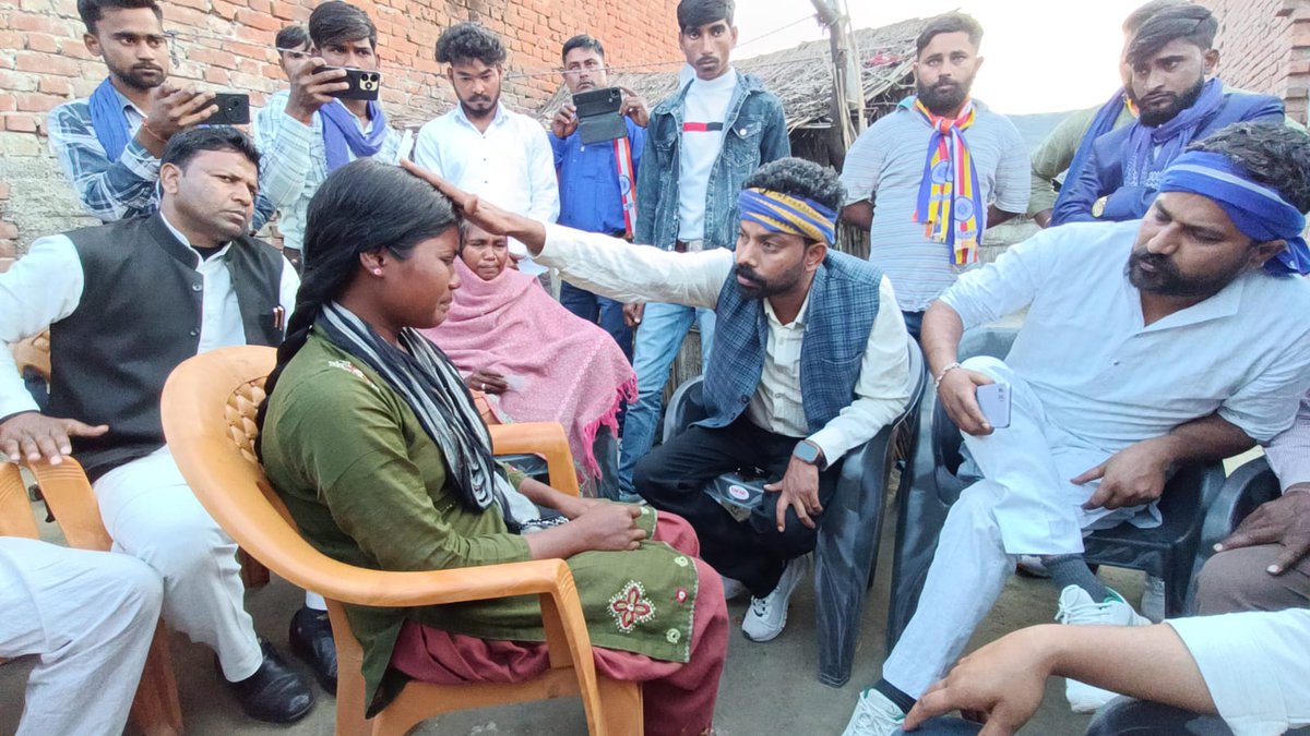 Lalit0555singh's tweet photo. जनपद कासगंज में गंजडवारा व नगला हंसी में पीड़ित परिवारों से मिलकर आंखें नम हो गई. https://t.co/9jnLtdzeRi