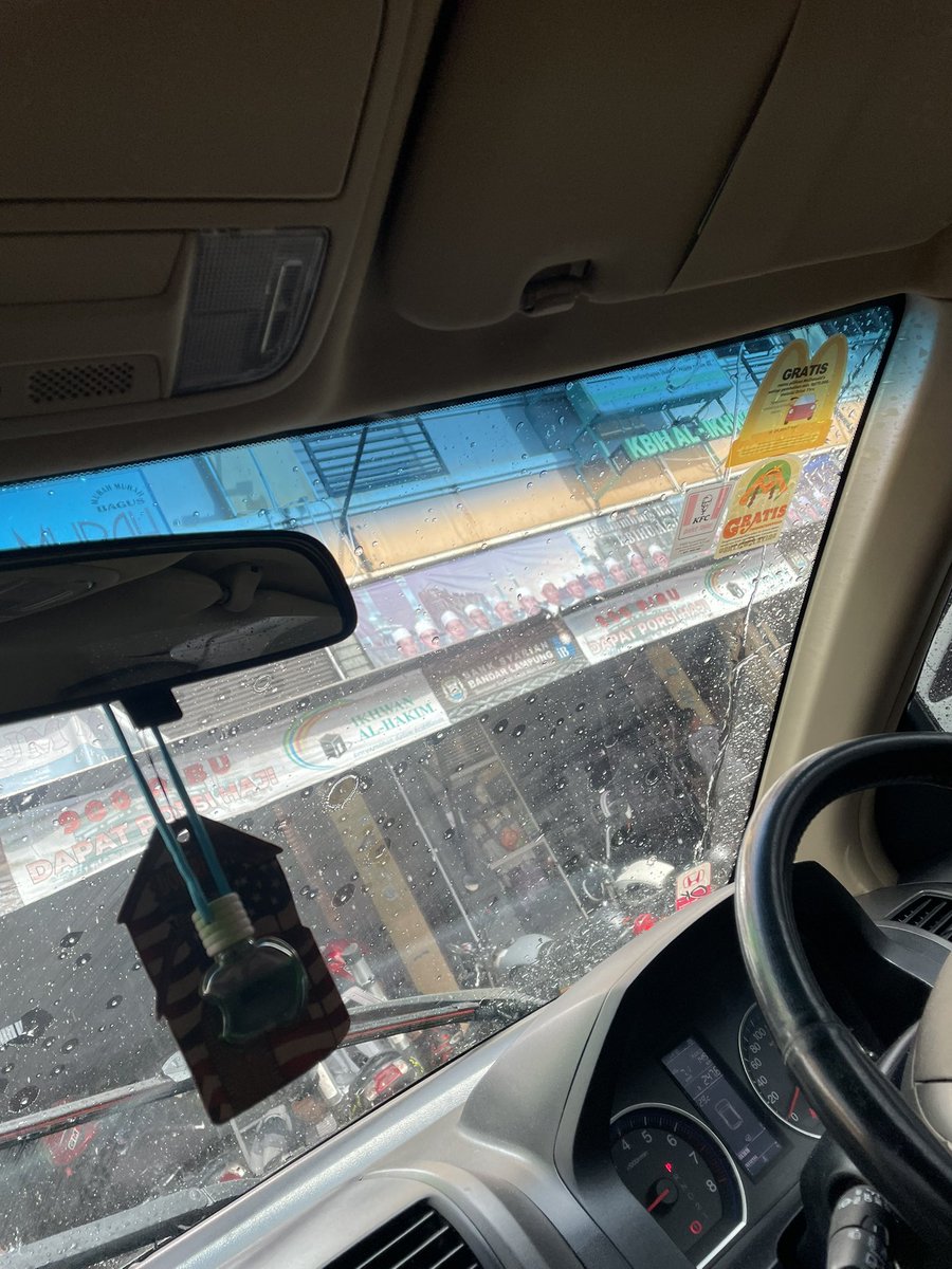 Bulan Ramadanku tahun ini darderdor sekali yaa.. kaya gini nih ujan tapi panas..