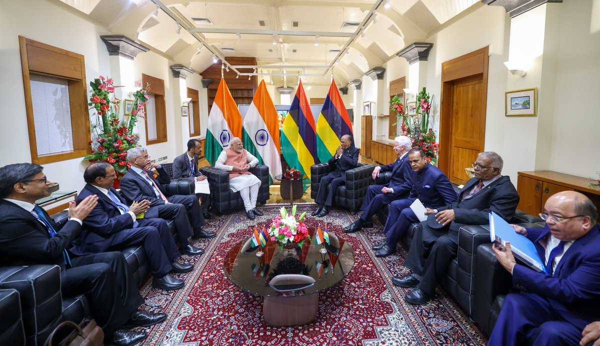 kwang_poon's tweet photo. Meeting between #India PM @narendramodi with #Mauritius PM @Ramgoolam at Treasury Building in Port Louis.
#MUIN #MU57 https://t.co/Yk4svxyon4