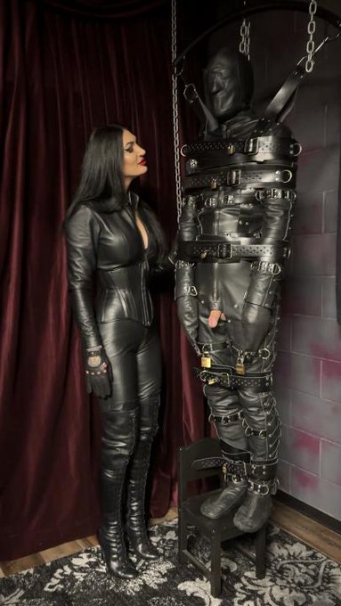 Watch Mistress Damazonia 👑's leaked NSFW photo on TwXstars