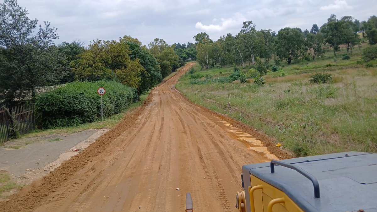 MyJRA's tweet photo. #JoburgUpdates #FixMyCity #RegionalOperations
π§ Region C Teams carried out routine maintenance in Honeydew, Fleurhof, and Weltevredenpark.
Grading of Cypress Road (work in progress) πΈ
Pothole patching along Klinker Avenue πΈ
Reinstatement of concrete kerbs on Moss Street πΈ https://t.co/panuhcOGUk