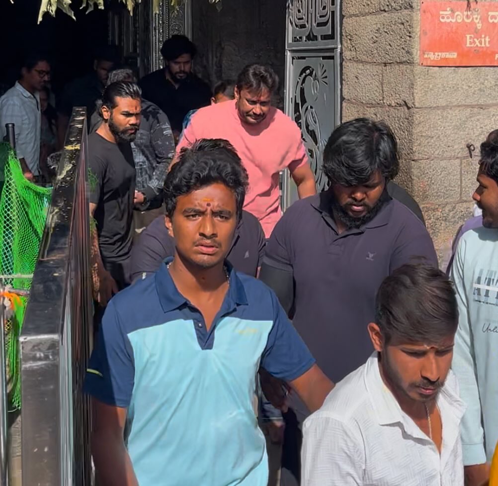 CSDSK1's tweet image. Today Exclusive Pic.. 
ಇಂದು ಬಾಕ್ಸ್ ಆಫೀಸ್ ಸುಲ್ತಾನ್ ಚಾಲೆಂಜಿಂಗ್ ಸ್ಟಾರ್ ದರ್ಶನ್ #ಡಿಬಾಸ್ ಅವರು #ಡೆವಿಲ್ ಚಿತ್ರದ ಚಿತ್ರೀಕರಣದ ಮುನ್ನ ತನ್ನ ಇಷ್ಟ ದೈವ ಚಾಮುಂಡೇಶ್ವರಿ ತಾಯಿ ದರ್ಶನ ಪಡೆದರು 😍

#ChallengingStarDarshan #TheDevil #BossOfSandalwood #DBoss @dasadarshan