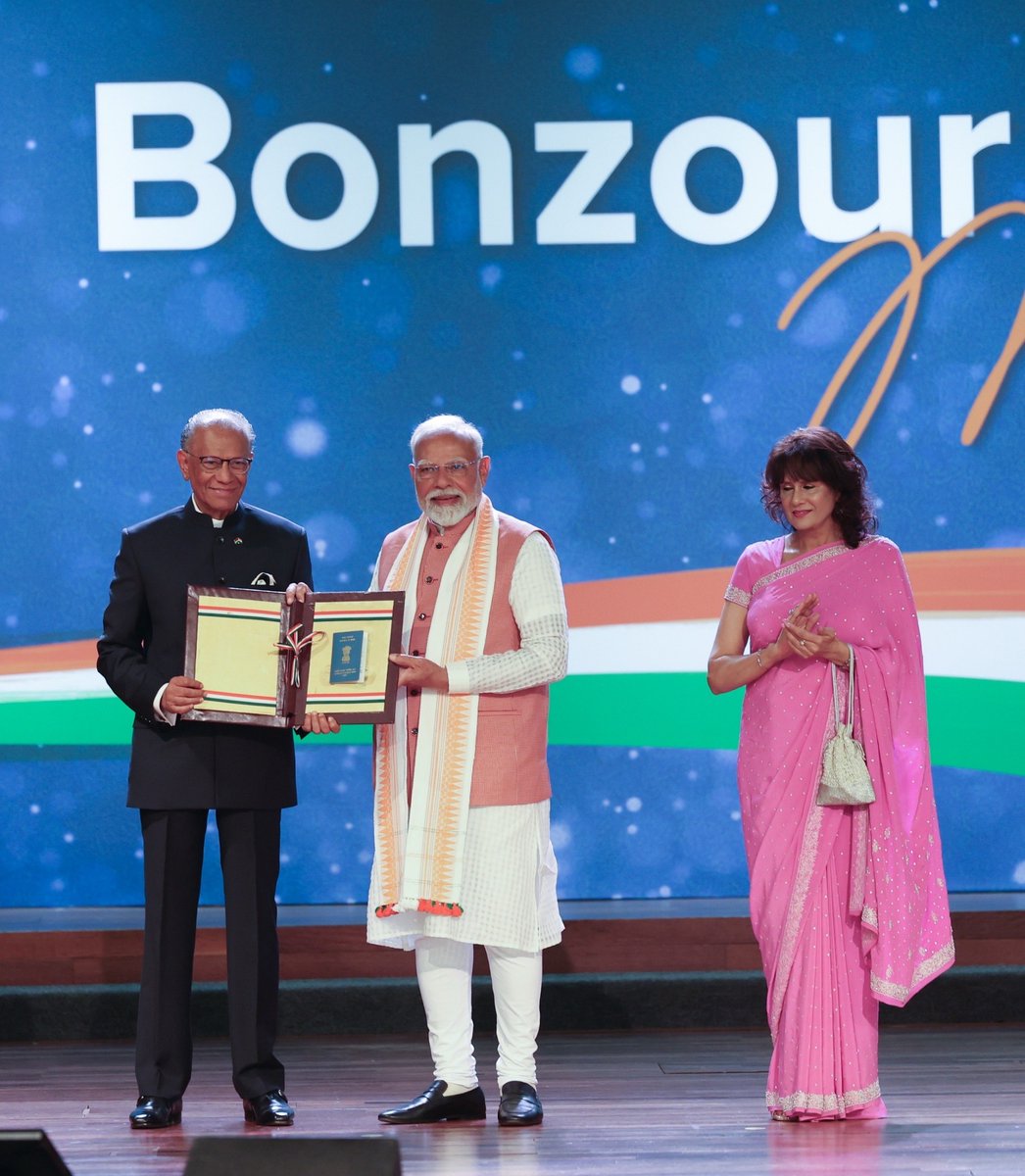 kwang_poon's tweet photo. During event with #IndianDiaspora at Trianon, #Modi was awarded the Grand Commander of the Star and Key of the Indian Ocean (#GCSK), while #Ramgoolam was bestowed his Overseas Citizen of India (#OCI) card.
Modi stated that #India and #Mauritius are not just partners, but family. https://t.co/EvFKgzm3Hx