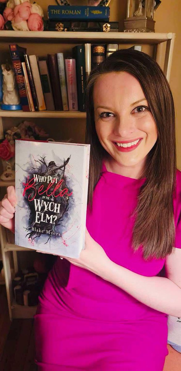 A signed edition (hardcover) has been spotted in the wild! Thank you so much, Rachel!
#DarkVeilSociety
