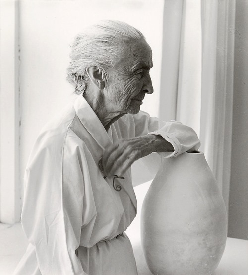Georgia O'Keeffe with her self created pottery, by photographer Laura Gilpin #WomensArt