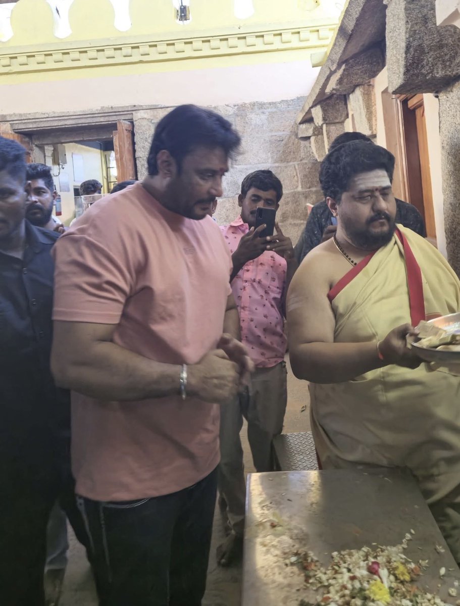 Darshan News 24×7 (R) Official (@darshannews24x7) on Twitter photo ಬಾಕ್ಸ್ ಆಫೀಸ್ ಸುಲ್ತಾನ್ ಚಾಲೆಂಜಿಂಗ್ ಸ್ಟಾರ್ <a href="/dasadarshan/">Darshan Thoogudeepa</a> ರವರು ಇಂದಿನಿಂದ "ದಿ ಡೆವಿಲ್" ಚಿತ್ರದ ಚಿತ್ರೀಕರಣದಲ್ಲಿ ಭಾಗಿಯಾಗಲಿದ್ದು ಚಿತ್ರೀಕರಣಕ್ಕೆ ತೆರಳುವ ಮುನ್ನ ಮೈಸೂರಿನ ಚಾಮುಂಡಿ ಬೆಟ್ಟಕ್ಕೆ ಭೇಟಿ ನೀಡಿ ವಿಶೇಷ ಪೂಜೆ ಸಲ್ಲಿಸಿ ತಾಯಿ ಆಶೀರ್ವಾದ ಪಡೆದರು 😍
#ChallengingStarDarshan #DBoss #TheDevil #BossIsBack ಬಾಕ್ಸ್ ಆಫೀಸ್ ಸುಲ್ತಾನ್ ಚಾಲೆಂಜಿಂಗ್ ಸ್ಟಾರ್ <a href="/dasadarshan/">Darshan Thoogudeepa</a> ರವರು ಇಂದಿನಿಂದ "ದಿ ಡೆವಿಲ್" ಚಿತ್ರದ ಚಿತ್ರೀಕರಣದಲ್ಲಿ ಭಾಗಿಯಾಗಲಿದ್ದು ಚಿತ್ರೀಕರಣಕ್ಕೆ ತೆರಳುವ ಮುನ್ನ ಮೈಸೂರಿನ ಚಾಮುಂಡಿ ಬೆಟ್ಟಕ್ಕೆ ಭೇಟಿ ನೀಡಿ ವಿಶೇಷ ಪೂಜೆ ಸಲ್ಲಿಸಿ ತಾಯಿ ಆಶೀರ್ವಾದ ಪಡೆದರು 😍
#ChallengingStarDarshan #DBoss #TheDevil #BossIsBack