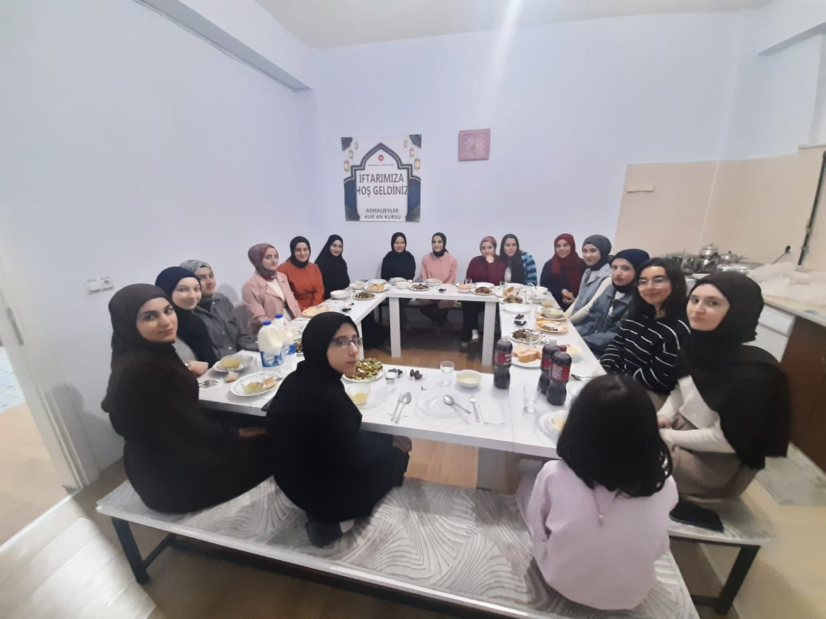 "Gerçek iyilik karşılık beklemeden yapılan iyiliktir." anlayışıyla kapılarını açan Asmalı evler Kuran Kursu'nda iftardayız.  <a href="/omer_ilman/">Ömer İlman</a> <a href="/GSB_Denizli/">Denizli Gençlik ve Spor İl Müdürlüğü</a> <a href="/vildanbasbug/">Vildan Basbug 🟢 🇹🇷</a>