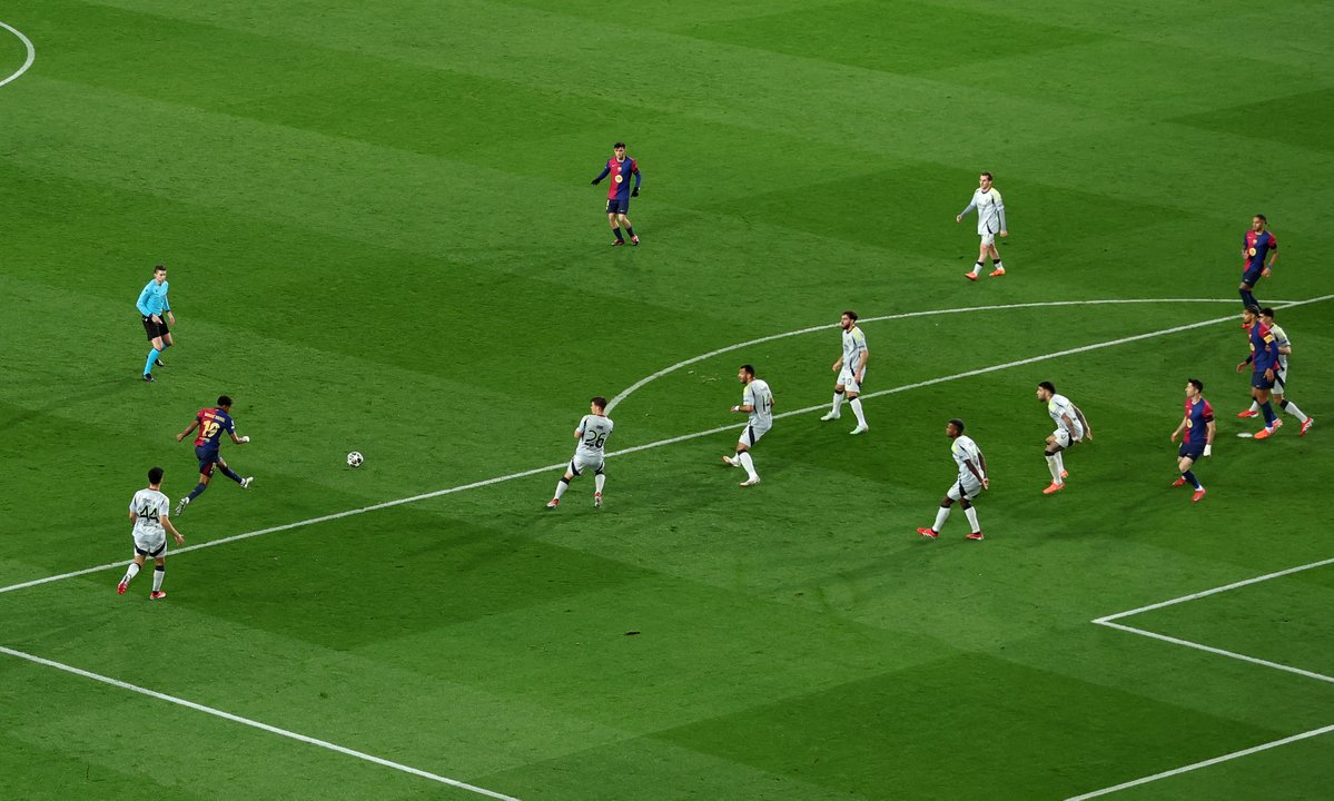 FCBarcelona's tweet photo. The field is the canvas. Lamine Yamal is the artist. 👨‍🎨 https://t.co/Vj1gOOYEdV