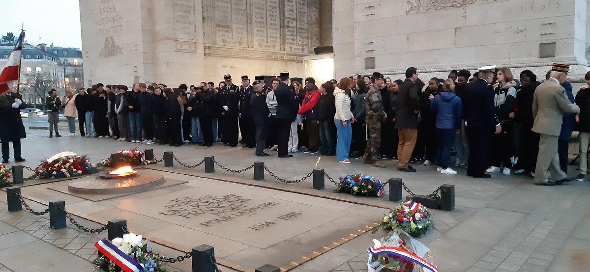 La classe de défense, 3G5, à la cérémonie du rallumage de la flamme du soldat inconnu, sous l'arc de Triomphe