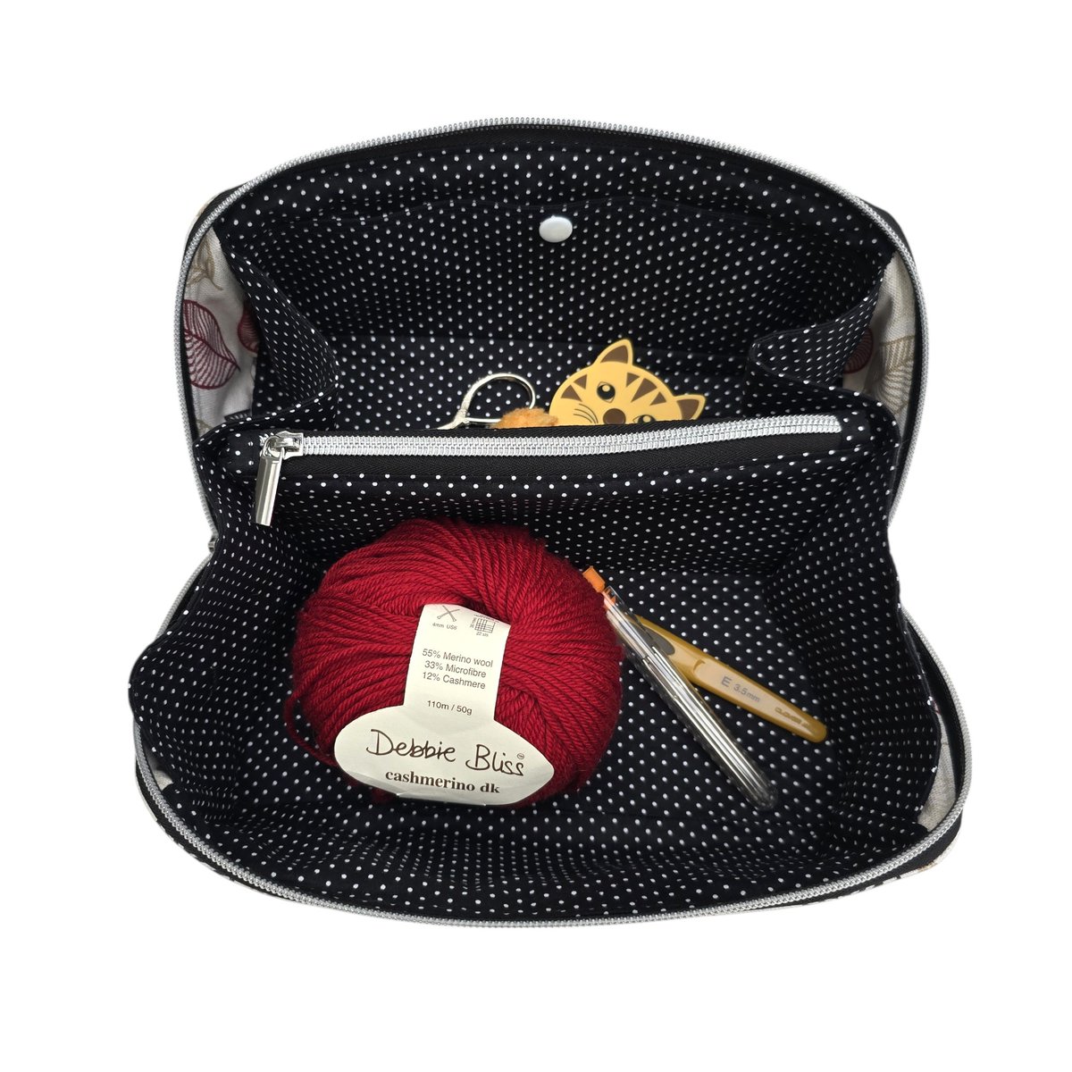 This zipped pouch is compact so great for travel and it opens up like magic to reveal twice the footprint! Perfect as a craft project bag or for toiletries - the possibilities are endless. It's in my Etsy shop❤️👇
kittykenthandmade.etsy.com/listing/187105…
#EarlyBiz #MHHSBD