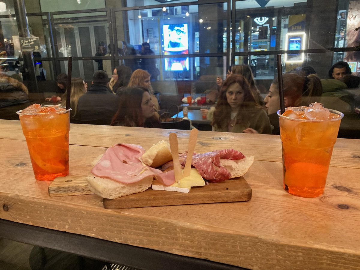 LuciaItalyy's tweet photo. ミラノ大聖堂の側でミニアペリティーボ🍹
一人1000円くらいだったよ！
ハム専門店だから味が本格的でした♪

#ミラノ
#ヨーロッパ生活
#イタリア生活
#海外暮らし
#アペリティーボ https://t.co/Z2c0bFX5ej