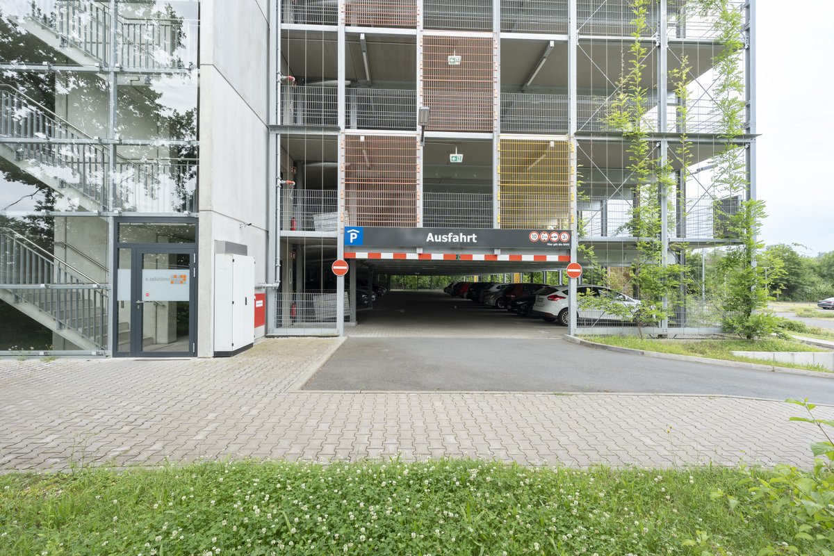 Volle Power für E-Autos! Wir haben unsere Ladeinfrastruktur im Parkhaus ordentlich aufgerüstet. Seit Februar 2025 stehen uns über 100 kW Ladeleistung aufgeteilt auf 16 Ladepunkte zur Verfügung.⚡️