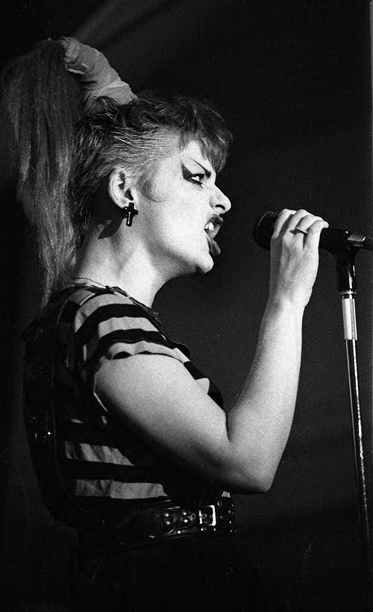 Ayer cumplía 70 años Nina Hagen. Zorionak!

Recupero esta serie de fotos del concierto que dio en la sala “The Ritz” de Nueva York en el año 1980.

La ultima instantánea ya en 1984, cuando vino al Polideportivo Anoeta de San Sebastián en la que sería su primera gira por España