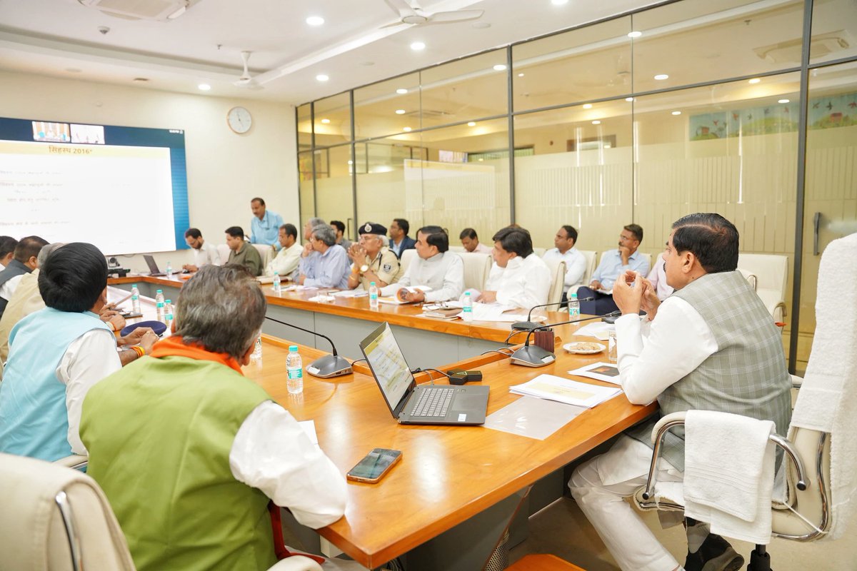 Office of Dr. Mohan Yadav (@drmohanoffice51) on Twitter photo माननीय मुख्यमंत्री जी ने आज भोपाल निवास स्थित समत्व भवन में उज्जैन में आयोजित होने वाले सिंहस्थ-2028 के संबंध में बैठक कर वरिष्ठ अधिकारियों से चर्चा की और उन्हें सिंहस्थ के प्रबंधन से जुड़े सभी कार्य जून, 2027 से पहले पूर्ण कर लेने के निर्देश दिए।
<a href="/DrMohanYadav51/">Dr Mohan Yadav</a>
<a href="/KailashOnline/">Kailash Vijayvargiya</a> माननीय मुख्यमंत्री जी ने आज भोपाल निवास स्थित समत्व भवन में उज्जैन में आयोजित होने वाले सिंहस्थ-2028 के संबंध में बैठक कर वरिष्ठ अधिकारियों से चर्चा की और उन्हें सिंहस्थ के प्रबंधन से जुड़े सभी कार्य जून, 2027 से पहले पूर्ण कर लेने के निर्देश दिए।
<a href="/DrMohanYadav51/">Dr Mohan Yadav</a>
<a href="/KailashOnline/">Kailash Vijayvargiya</a>